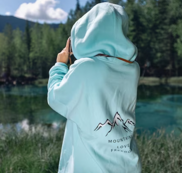 Hoodie dengan gambar pemandangan alam